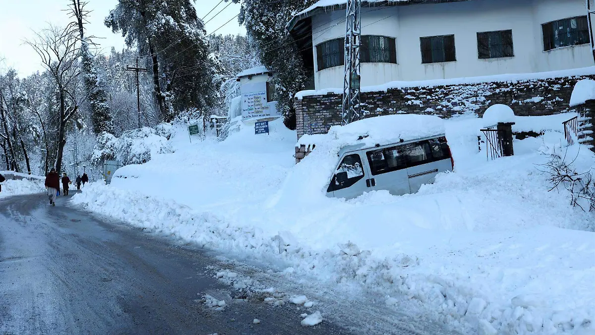 Fuerte nevada en Pakistán mueren más de 20 turistas atrapados en sus autos